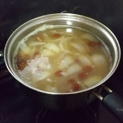 何かお味噌汁を作ろうと考えてレシピ検索し、子どもの好きななめこと余っていた玉ねぎを利用して簡単に作れました！